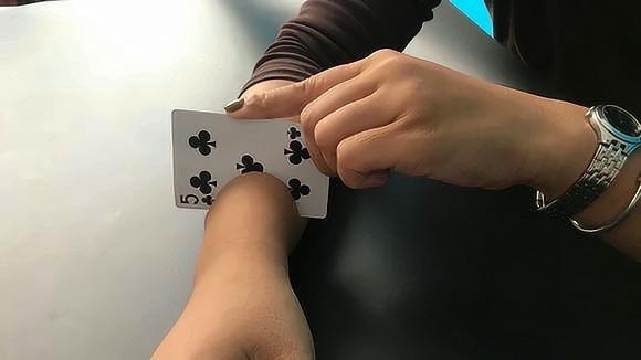 3分钟教你科普“普通扑克牌用什么能控制《新浪科技 讲解窍门》