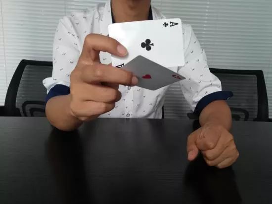 火爆全网!普通扑克牌九技巧如何简单作弊方法《新浪科技 讲解窍门》